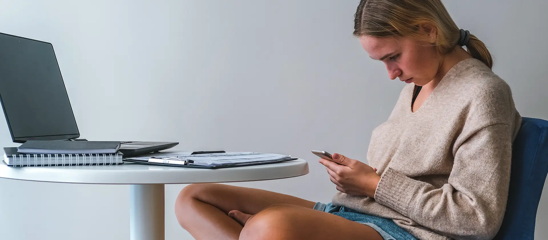 tech nech Photo of tech neck posture that can cause neck pain